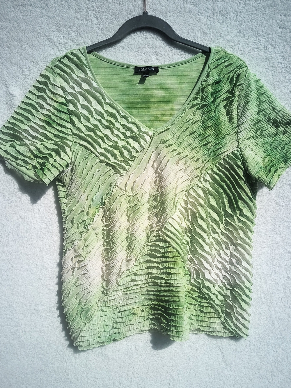 Notations Mint & Cream Crinkle V-Neck Short Sleeve Top. Size L. WS 229